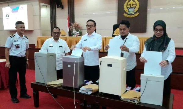 Pemusnahan arsip oleh Sekprov Sulsel, Jufri Rahman dan Kepala DPK Sulsel, Moh Hasan Sijaya di Kantor Gubernur (Dok: Nofi KabarMakassar).