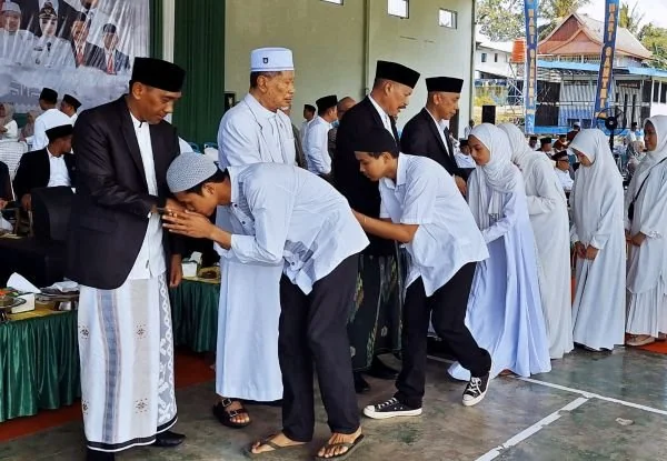 Ali Yafid melepas 54 santri Ponpes DDI Mangkoso yang akan melanjutkan pendidikan ke Universitas Al-Azhar Kairo Mesir. Dok. Ist
