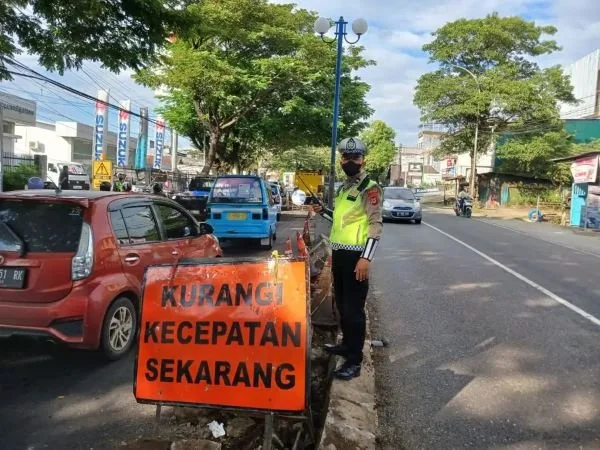 Salah satu anggota Sat Lantas Polres Maros saat mengamnkan arus lalu lintas (Dok : ist).
