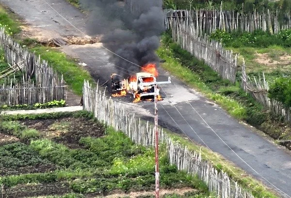 Kondisi Mobil Rusli saat dibakar KKB di  Kabupaten Paniai, Papua. (Ist).