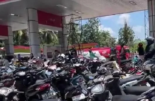 Tangkapan layar video antrean panjang kendaraan di SPBU Enrekang (dok. Ist)