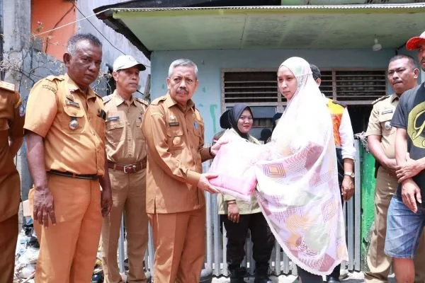 Pjs Bupati Bulukumba Muhammad Rasyid mengunjungi lokasi kebakaran dan menyerahkan bantuan (Dok : Ist).