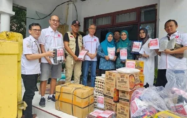 Pengurus INTI Bulukumba, menyerahkan bantuan korban banjir di Sulsel.