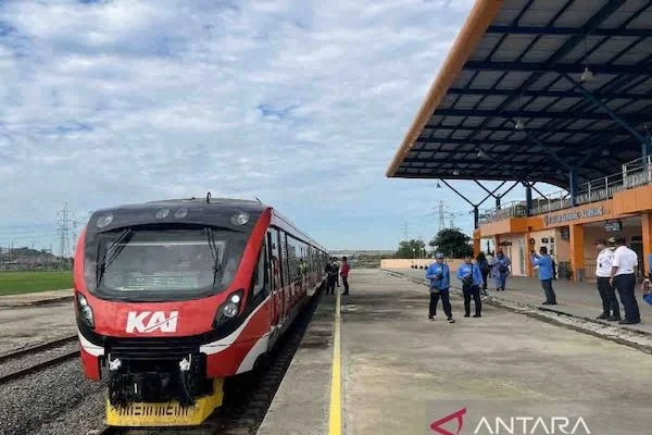 Sejumlah calon penumpang berdiri di sebelah kereta api di Stasiun Rammang-Rammang, Kabupatem Maros, Sulawesi Selatan, Kamis (13/6/2024). ANTARA/Harianto