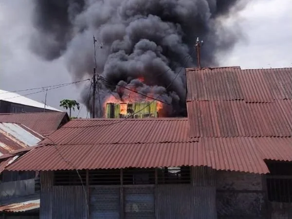 Salah satu rumah warga yang terbakar (Dok : Ist)