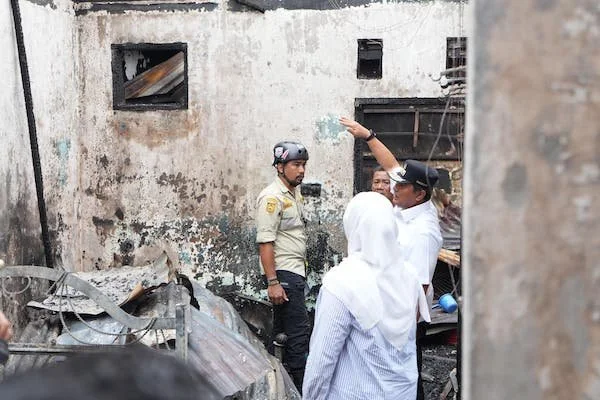 PJ Gubernur bersama rombongan saat mengunjungi korban kebakaran (dok:Ist)