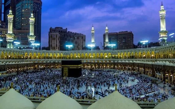 Jemaah umrah sedang beribadah di sekitar bangunan Kabah dalam Masjidil Haram di Kota Mekah. (Foro Shutterstock/Satria Nangisan)