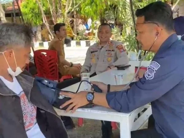 Kapolres Jeneponto, AKBP Widi Setiawan, saat meninjau layanan ekstra pendirian tenda dan Kesehatan gratis bagi pemohon SKCK (Dok ; Ist).