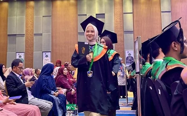 Wisuda UMI 2025 (Dok : Dini KabarMakassar).