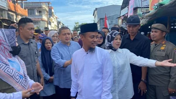 Gubernur Sulsel, Andi Sudirman Sulaiman dan Wagub Sulsel, Fatmawati Rusdi saat meninjau harga bahan pokok di Pasar Terong pada hari pertama Ramadhan (Dok: Nofi KabarMakassar).