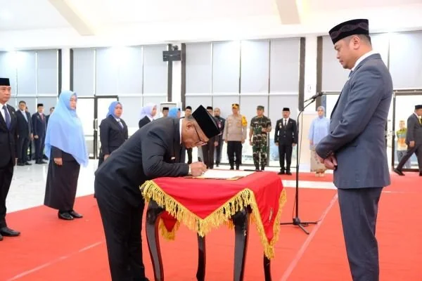 Bupati Gowa, Adnan Purichta Ichsan melantik enam orang Pejabat Tinggi Pratama Kabupaten Gowa (Dok : Ist).