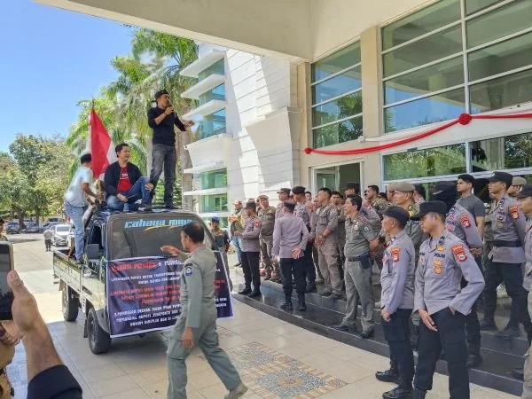 Aliansi Mahasiswa dan Pemuda Menggugat, menggelar aksi demonstrasi di halaman Kantor Bupati Jeneponto (Dok : Ist).