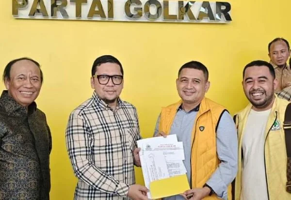Wakil Ketua Umum Partai Golkar Ahmad Doli Kurnia (kedua kiri) menyerahkan surat rekomendasi dukungan kepada bacalon wali Kota Makassar Munafri Arifuddin di kantor DPP Partai Golkar, Jakarta (Dok : Ist).