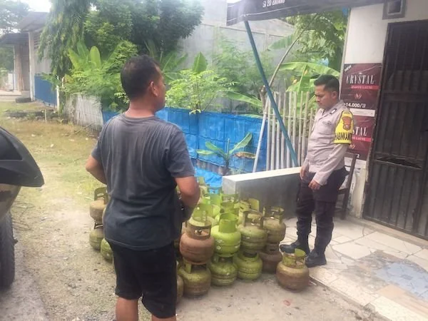 Bhabinkamtibmas kelurahan Labuang saat memantau distributor LPG di Majene (dok:Ist)