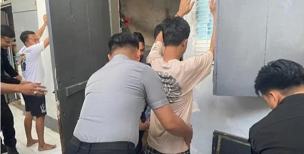 Petugas Rutan saat melakukan sidak dan  penggeledahan di blok hunian warga binaan. (Ist)
