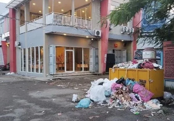Tumpukan Sampah Membusuk di Pasar Sentral Takalar. (Dok: Ist)