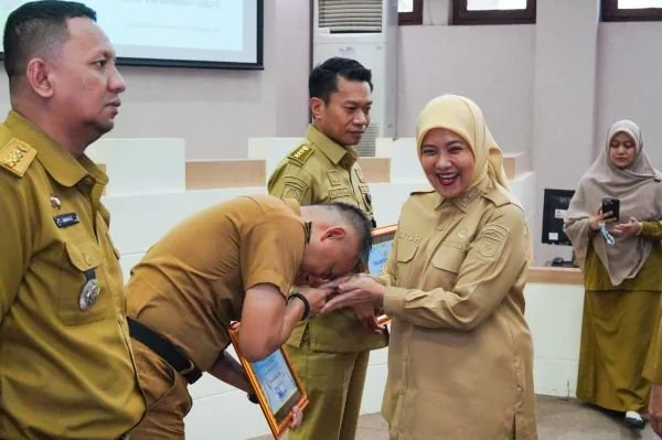 Camat Ujung Tanah, Amanda Syahwaldi saat Menerima Penghargaan, (Dok: Ist).