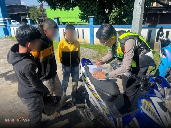Polisi saat menilang remaja yang melanggar lalu lintas (Dok : Ist).