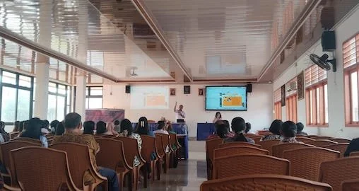 Dihadapan Ratusan Orang Tua/wali siswa kelas XII, Kepala UPT SMAN 2 Toraja Utara paparkan dan memberikan informasi pelaksaan kegiatan TKA di Aulah SMAN 2 Turut, Rantepao Toraja Utara, Rabu (9/9/2026).