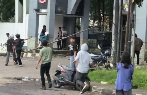 Kericuhan demontrasi di depan Kantor Gubernur Sulsel. (Dok: Ist)