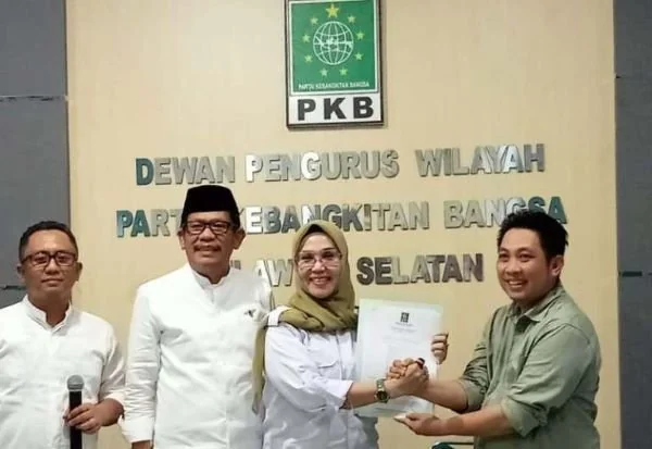 Ketua DPC PKB Barru AFK Majid (kanan) menyerahkan rekomendasi surat tugas kepada bakal calon Bupati Barru Andi Ina Kartika Sari di Makassar (Dok : ist).