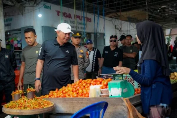 Pj Gubernur Sulbar, Bahtiar Baharuddin saat melakukan operasi pasar di Pasangkayu (Dok : Ist).