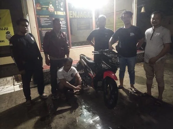 Jajaran Satreskrim Polsek Tamalatea, saat meringkus pelaku pencurian kendaraan bermotor (Curanmor) berinisial R. (Ist).