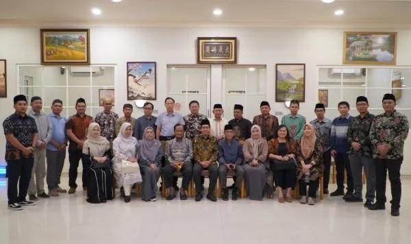 Amir Nasional Jemaat Muslim Ahmadiyah Indonesia, Zaki Firdaus Sahid bersama akademis dan tokoh lintas agama di Makassar. (Dok: Ist)