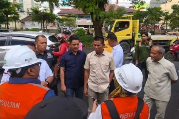 Komisi D DPRD Sulsel saat melakukan sidak proyek pengerjaan Jalan Hertasning (dok. Ist)