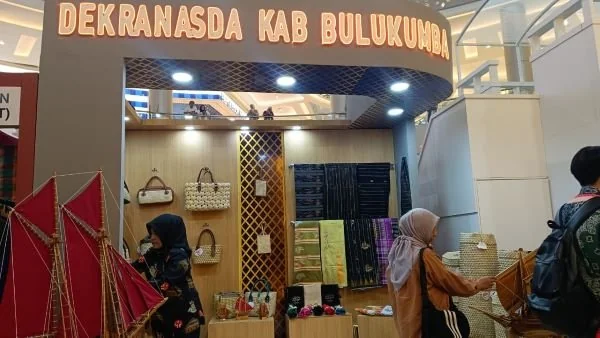 Booth Dekranasda Kabupaten Bulukumba (Dok: Sinta KabarMakassar).