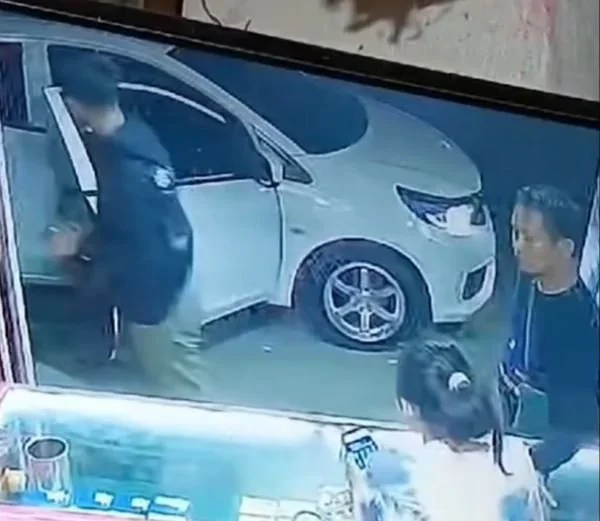 Aksi pelaku penipuan terekam cctv (Dok : Ist).