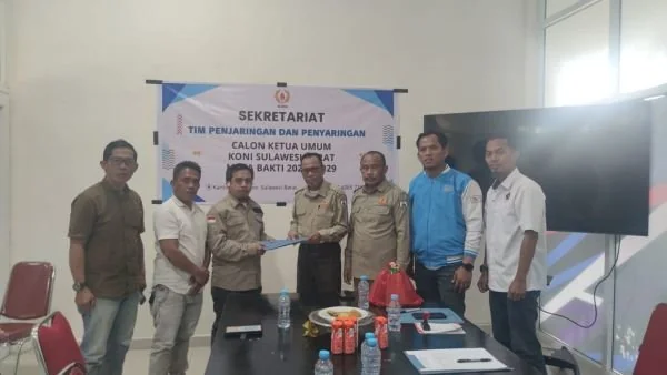 Pengambilan formulir dilakukan oleh tim Liaison Officer (LO) Syamsul Samad yang diberikan langsung oleh tim penjaringan calon ketua KONI Sulbar (Dok : Ist).