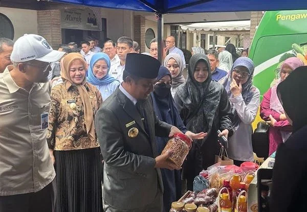 Gubernur Sulawesi Selatan, Andi Sudirman Sulaiman dan Wakil Gubernur Sulawesi Selatan, Fatmawati Rusdi saat meninjau stan pada Gerakan Pangan Murah Pemerintah Provinsi Sulawesi Selatan di Makassar (Dok: Ist)