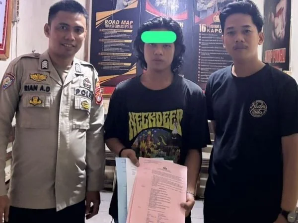 Tersangka saat berada di kantor Polresta Mamuju (Dok : Ist).