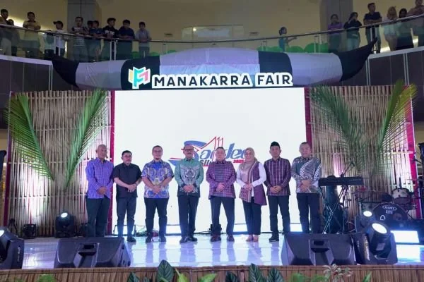 Gubernur Sulbar, Wagub Sulbar bersama para bupati dan perwakilan kabupaten saat launching logo sandeq (Dok : Ist).