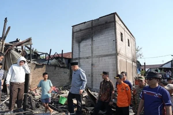 Wali Kota Makassar, Munafri Arifuddin, meninjau langsung lokasi kebakaran di Jalan Sultan Abdullah, Kelurahan Tallo (Dok: Ist).