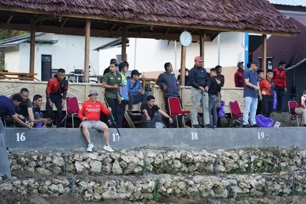 Lomba mancing di kolam Galatama Polda Sulbar. (Dok: Ist)