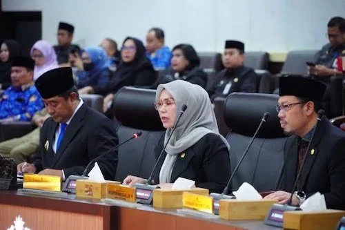 Rapat paripurna dipimpin langsung oleh Ketua DPRD Sulsel Andi Ina Kartika Sari yang turut dihadiri Penjabat Gubernur Sulsel Bachtiar Baharuddin, Selasa (19/3).