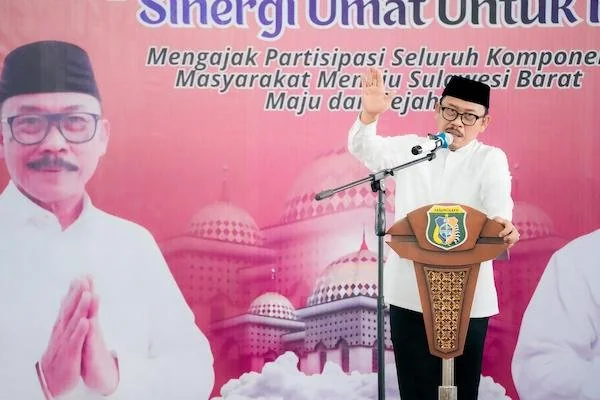 Gubernur Sulbar Suhardi Duka saat berada di kabupaten Pasangkayu (dok: ist)