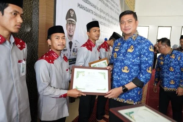 Bupati Gowa, Adnan Purichta Ichsan memberikan penghargaan kepada mahasantri terbaik (Dok : ist).