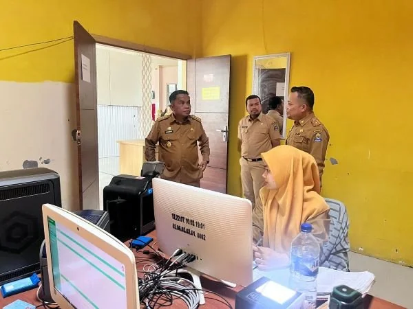 Pejabat Bupati Jeneponto, Junaedi Bakri saat melakukan Inspeksi Mendadak (Sidak) di Kantor Dinas Dukcapil (Dok : Ist).