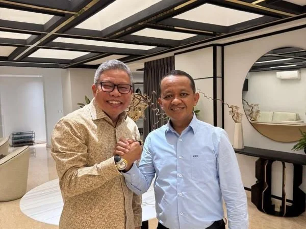 Ketua DPD I Golkar Sulsel, Taufan Pawe (Batik) dan Ketua Umum Partai Golkar Bahlil Lahadalia (Kemeja Biru), (Dok: Ist).