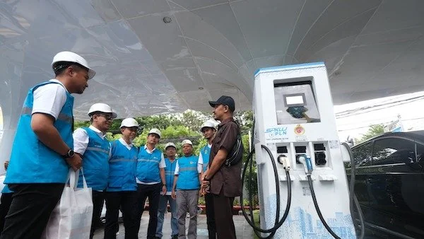 Direktur Manajemen Risiko PT PLN (Persero), Adi Lumakso bersama jajaran manajemen PLN UID Sulselrabar tengah menyapa pengguna mobil listrik di SPKLU Mattoanging dalam rangka meninjau kesiapan SPKLU di kantor PLN ULP Mattoanging pada Rabu (24/12).