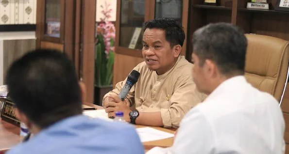 Pj. Bupati Junedi Bakri saat memimpin rapat pembahasan kerja sama pembangunan Pasar Tradisional Karisa bersama jajaran PT. Tunas Prima Buana di Ruang Rapat Bupati Jeneponto. Jumat (23/2).