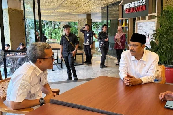 Bupati Jeneponto, H. Paris Yasir saat menemui Menteri Sosial (Mensos) RI, Saifullah Yusuf, di Kantor Kementerian Sosial Republik Indonesia di Jakarta, Selasa (10/02).