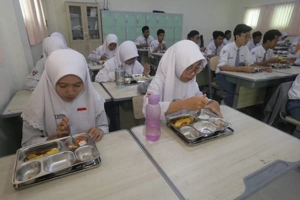 Pemberian santapan MBG di tingkat SMA (dok. Ist)
