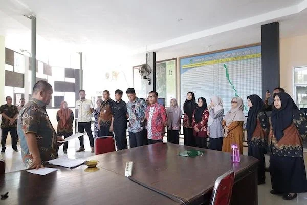 Bupati Luwu Timur saat melakukan sidak di Kantor Bapperida (dok. Ist)