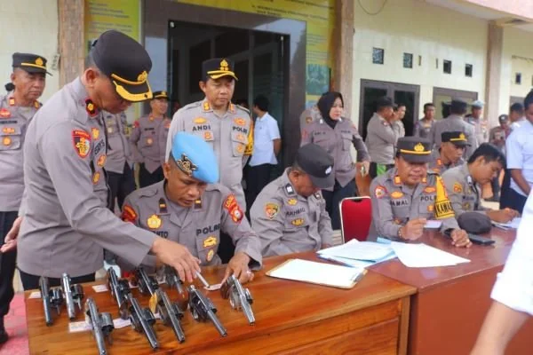 pemeriksaan dan pengecekan senjata api (Dok : Ist).