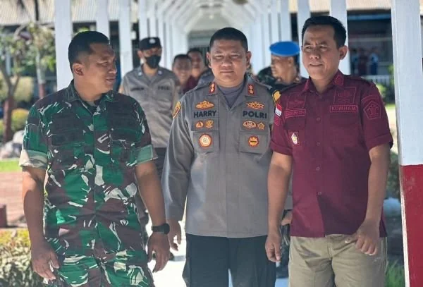 Kapolres Sinjai, AKBP Harry Azhar bersama Komandan Kodim 1424/Sinjai, Letkol Arm Dian Akhmad Arifandi saat melakukan pengecekan langsung ke TPS (Dok : Ist).