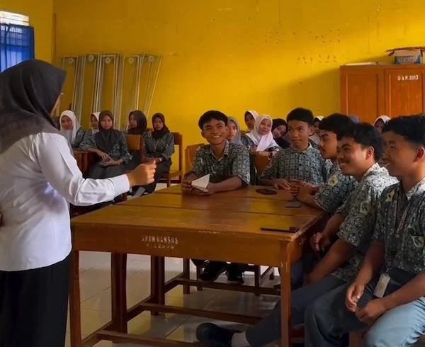 Koordinator Divisi Hukum, Pencegahan, Partisipasi Masyarakat, dan Humas (HP2H) Bawaslu Bantaeng, Nurwahni, saat tampil sebagai narasumber utama di SMAN 5 Bantaeng. (Ist).